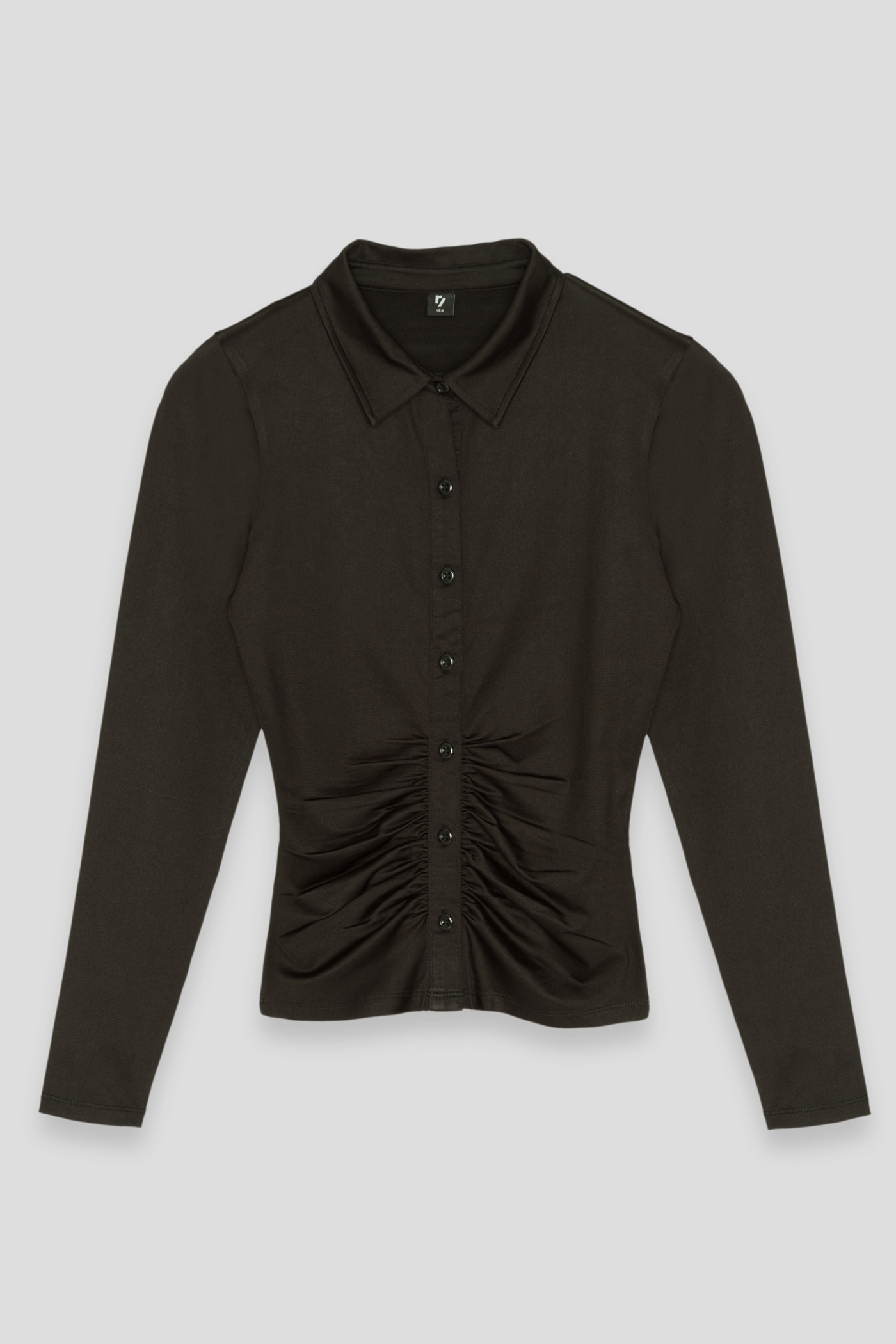 Czarna koszula z marszczeniem