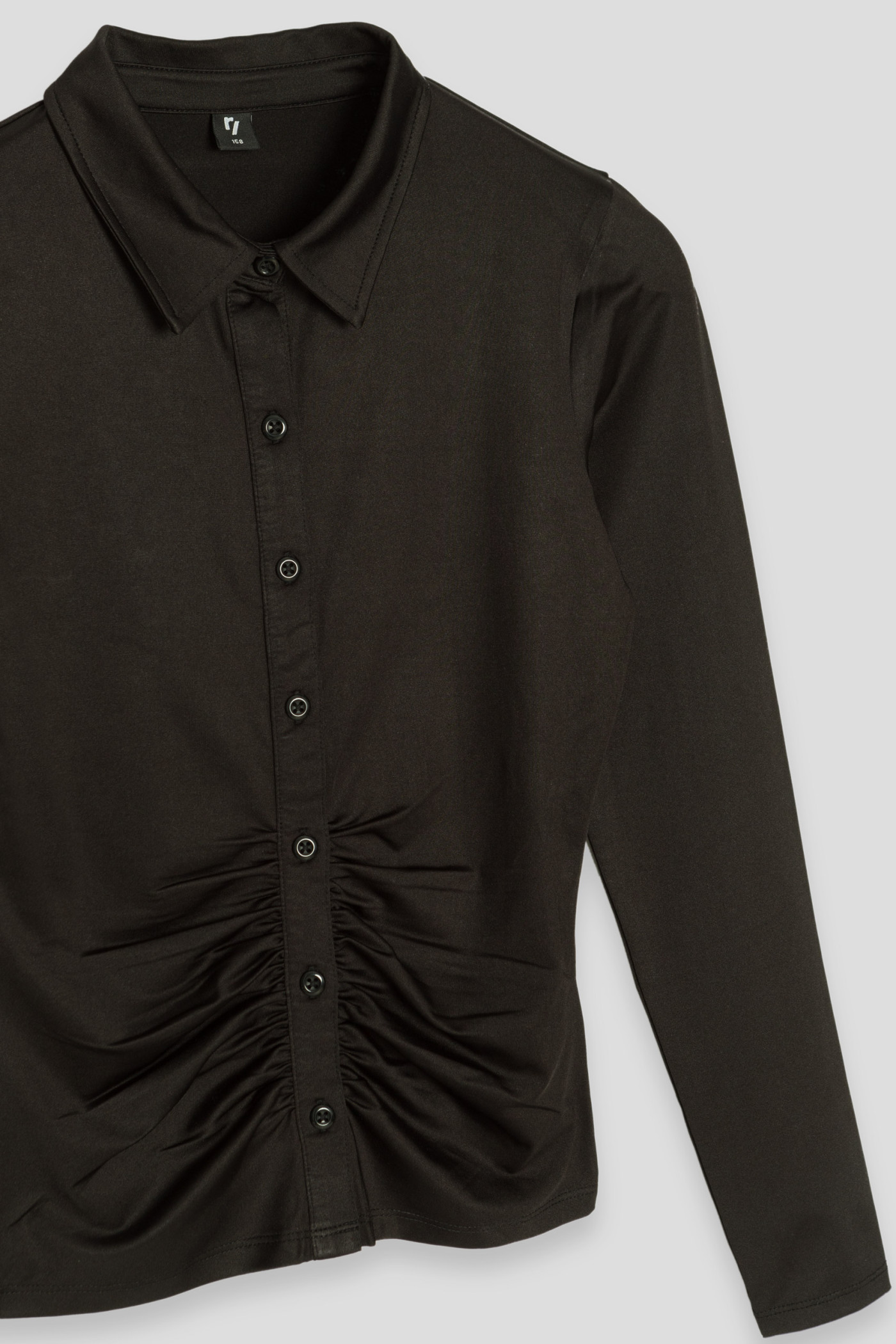 Czarna koszula z marszczeniem