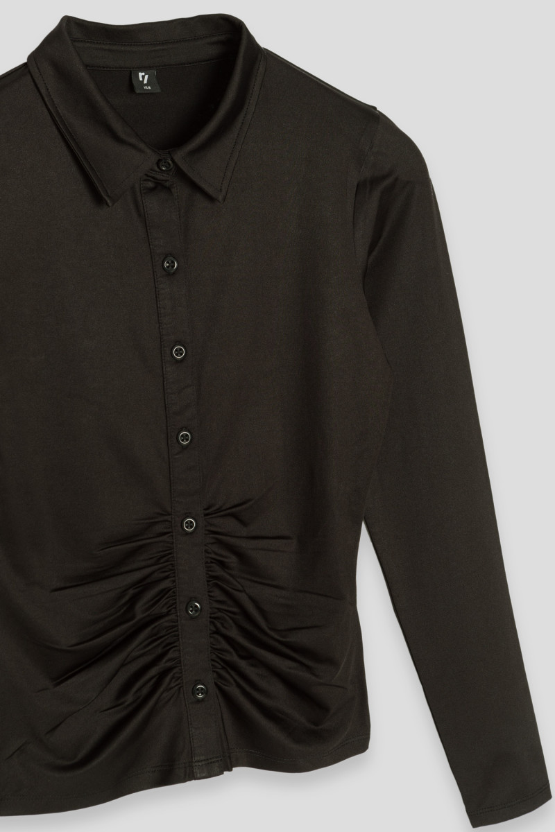 Czarna koszula z marszczeniem