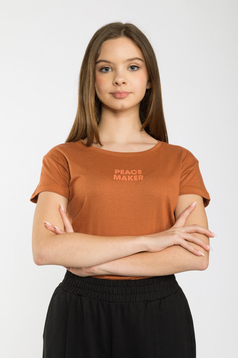 Brązowy T-shirt z ozdobnym napisem