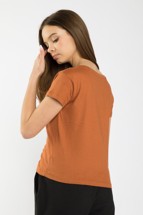 Brązowy T-shirt z ozdobnym napisem