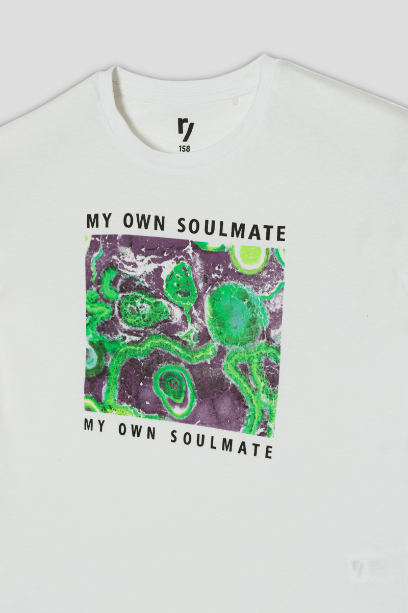 Biały T-shirt z kolorowym nadrukiem