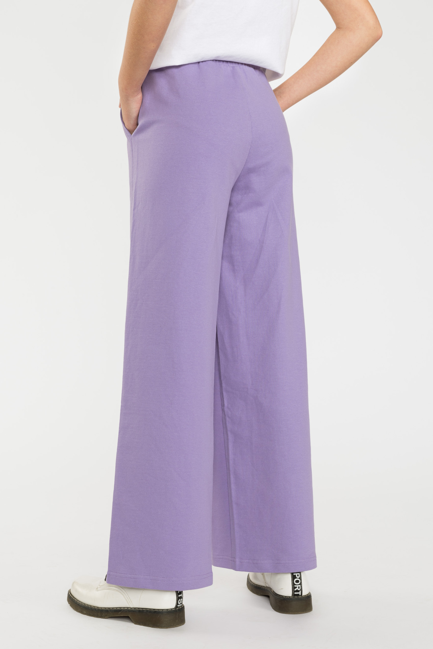 Fioletowe spodnie dresowe z szerokimi nogawkami