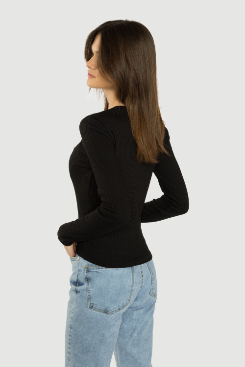 Czarna prążkowana bluzka z marszczeniami