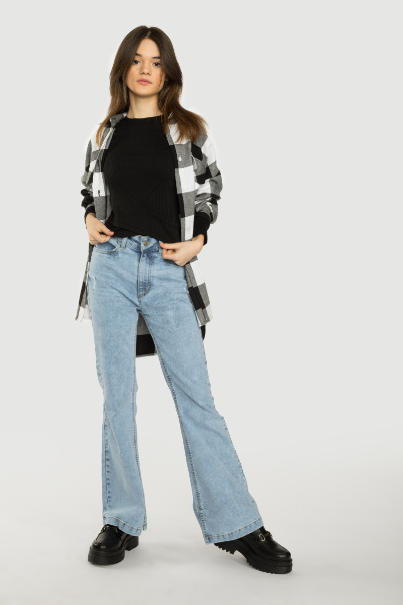 Czarna prążkowana bluzka z marszczeniami