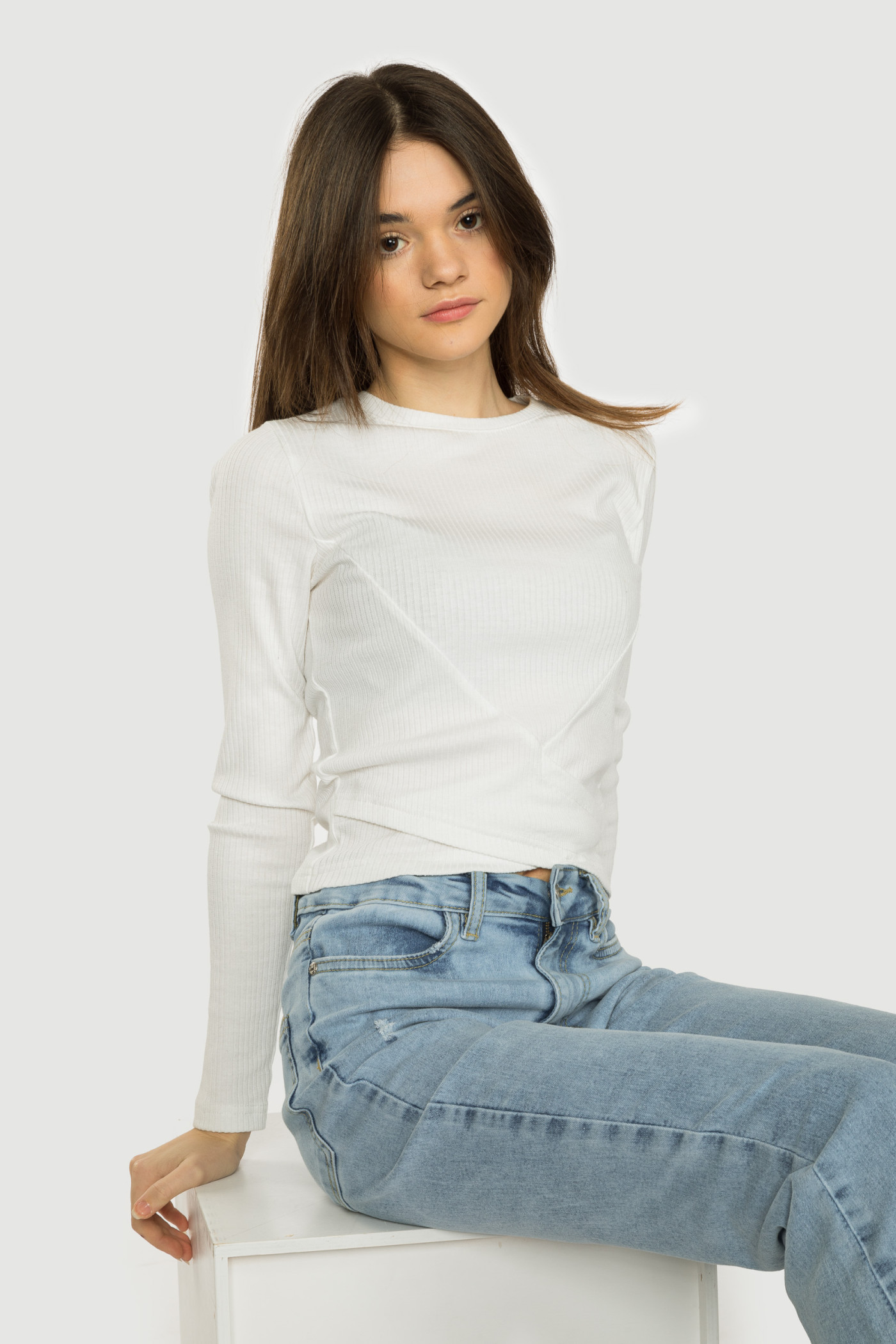 Biała prążkowana bluzka z marszczeniami