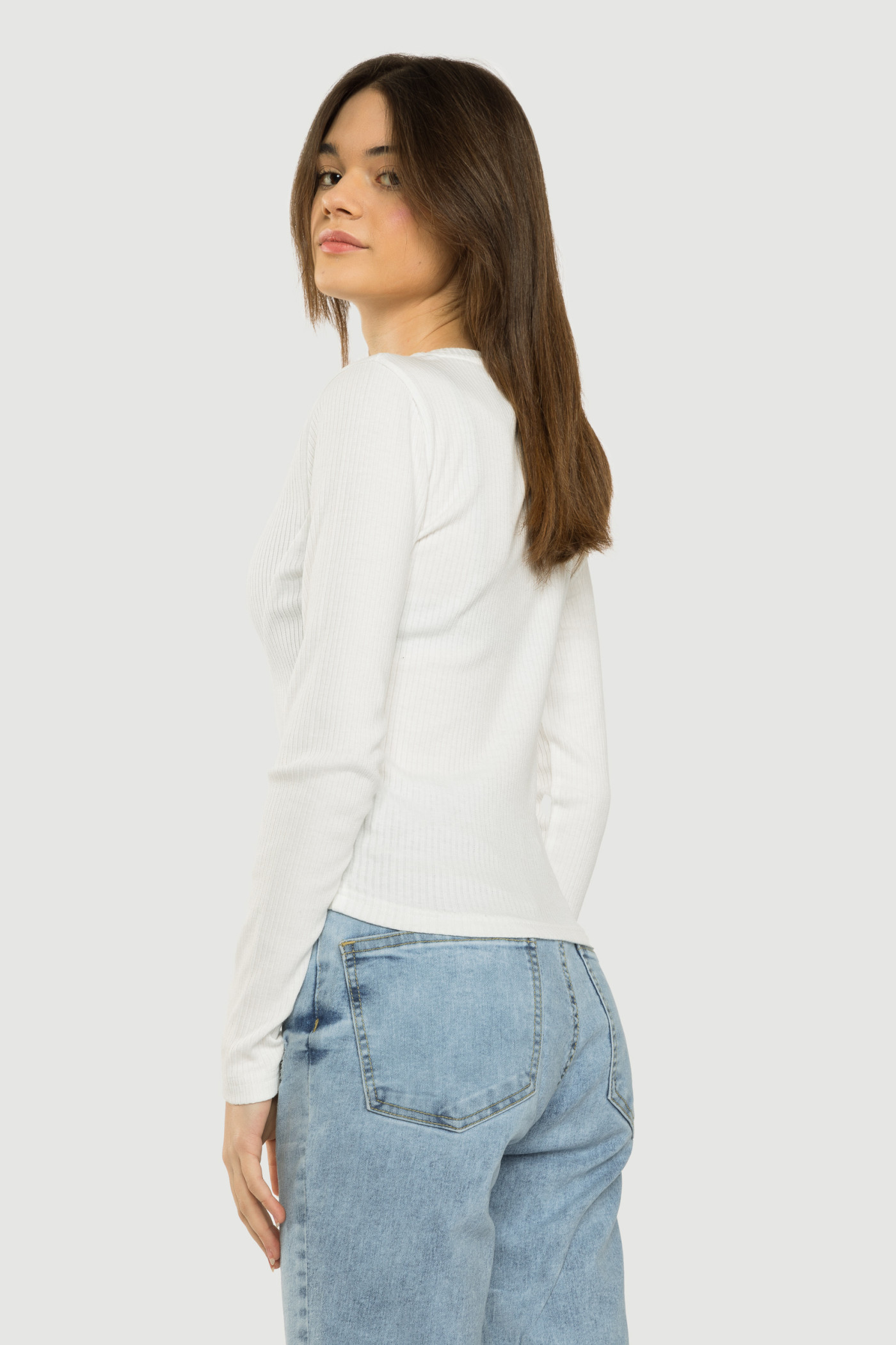 Biała prążkowana bluzka z marszczeniami