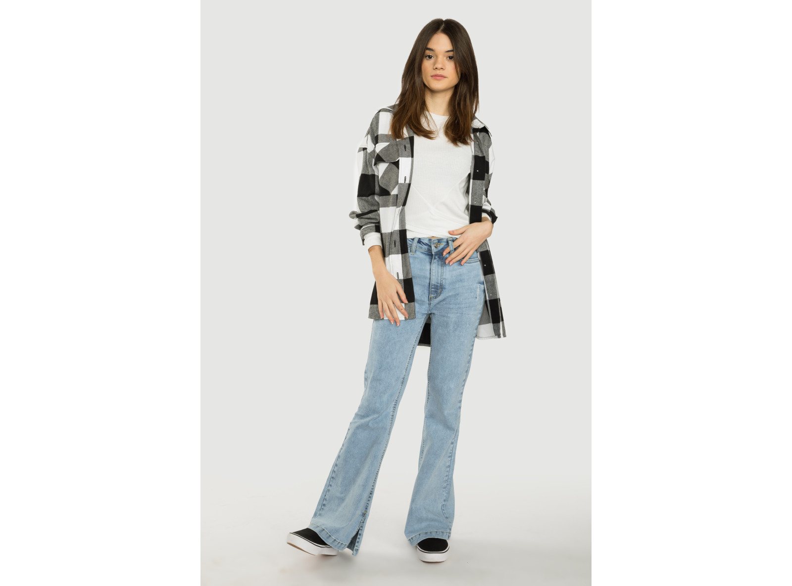 Biała prążkowana bluzka z marszczeniami