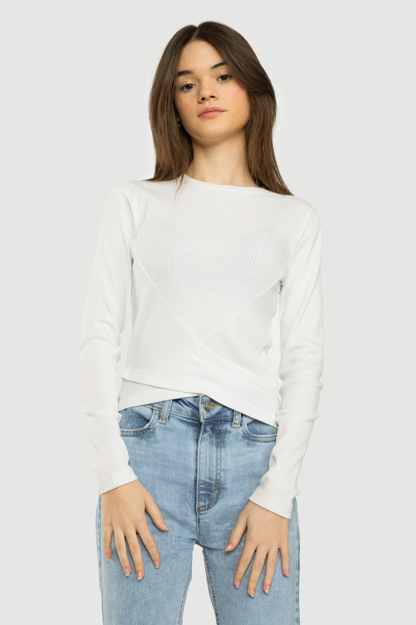 Biała prążkowana bluzka z marszczeniami