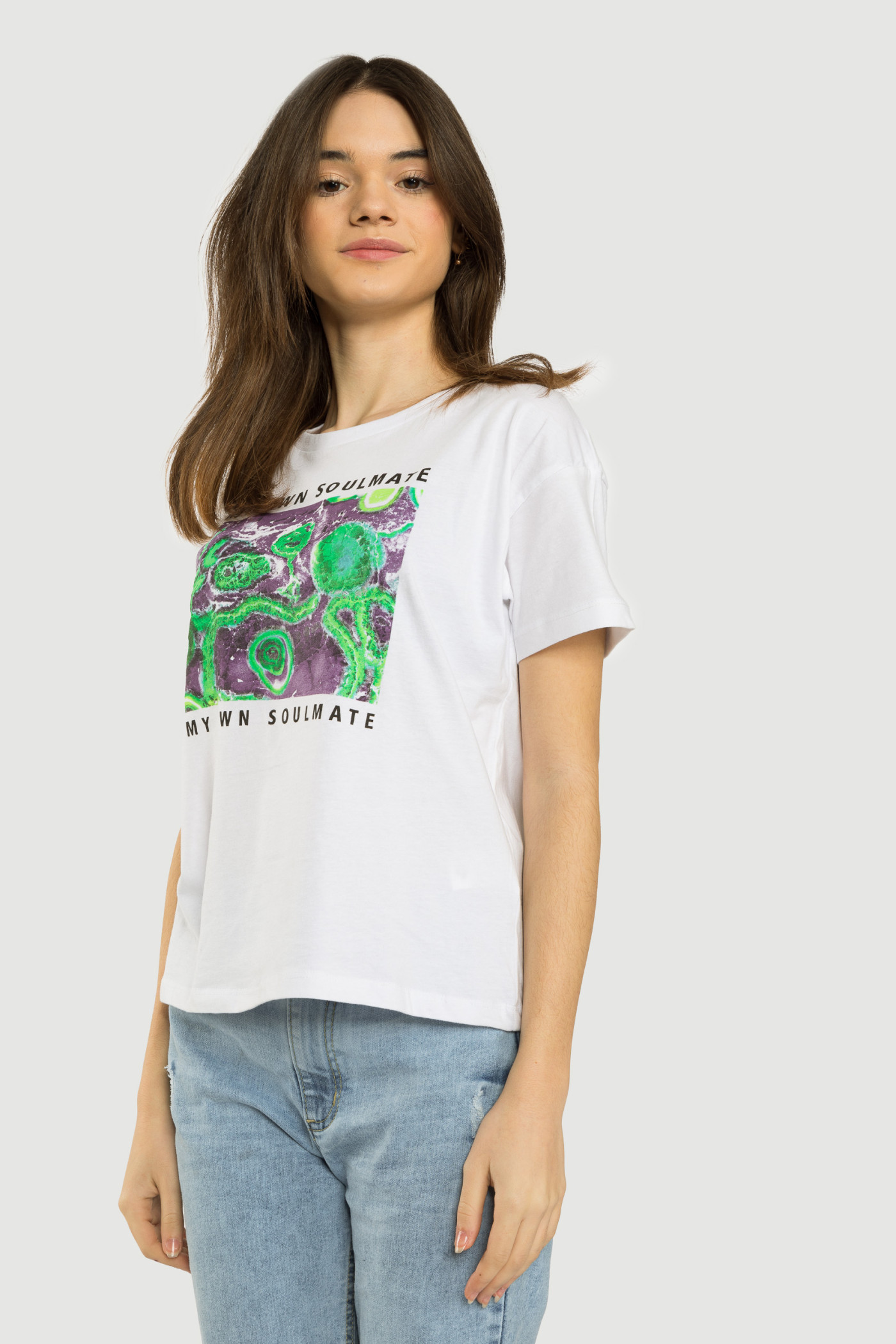 Biały T-shirt z kolorowym nadrukiem