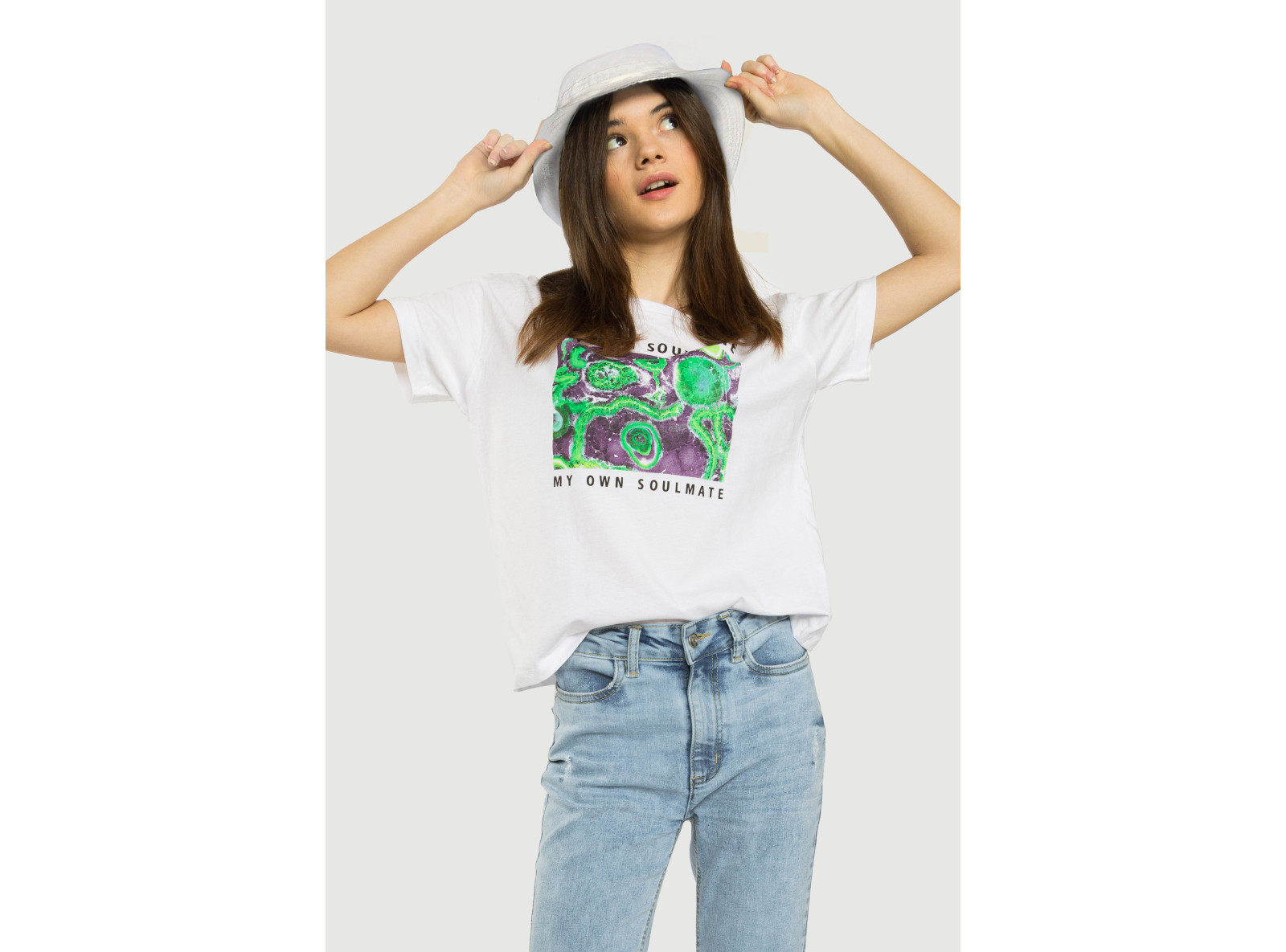 Biały T-shirt z kolorowym nadrukiem