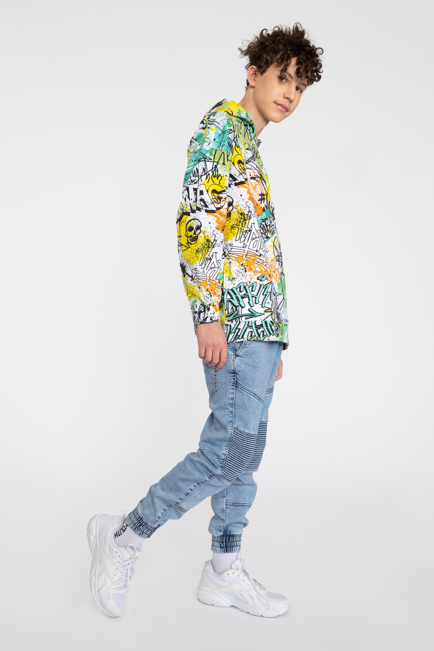 Niebieskie jeansy typu jogger z przeszyciami