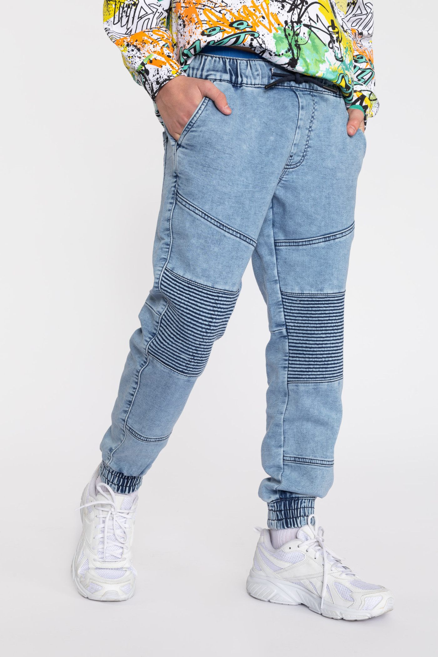 Niebieskie jeansy typu jogger z przeszyciami