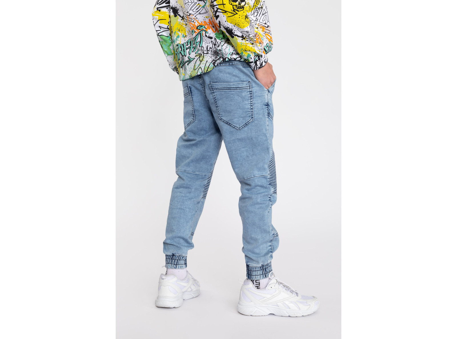 Niebieskie jeansy typu jogger z przeszyciami