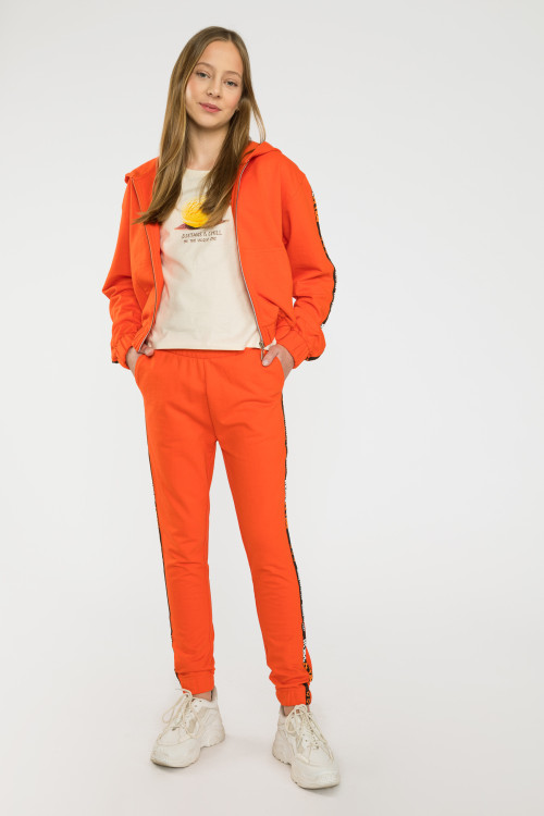 Pomarańczowe spodnie dresowe z ozdobnymi lampasami