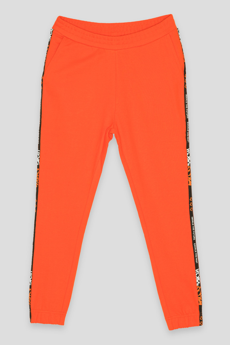 Pomarańczowe spodnie dresowe z ozdobnymi lampasami