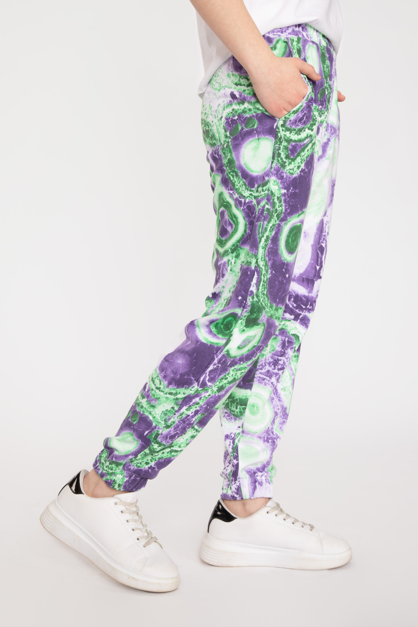 Zielono-fioletowe spodnie dresowe a'la tie dye