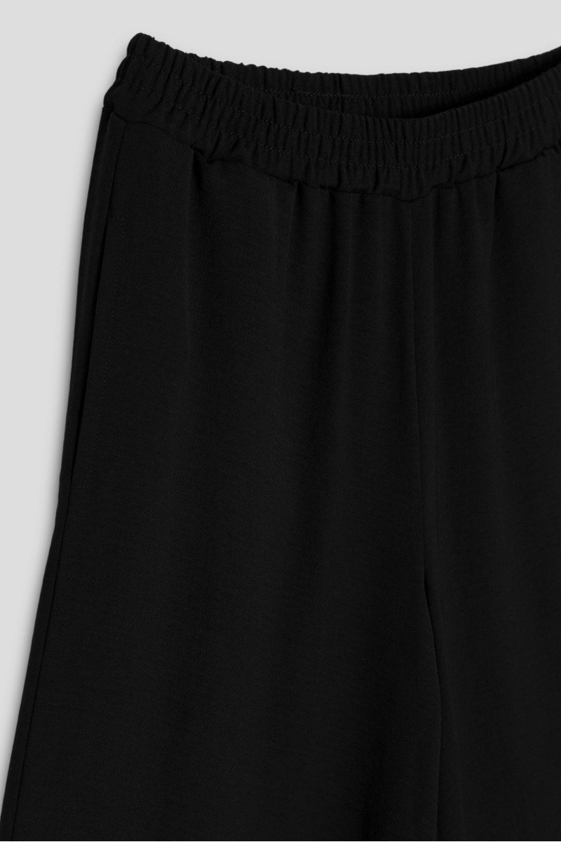 Czarne spodnie typu WIDE LEG 3/4