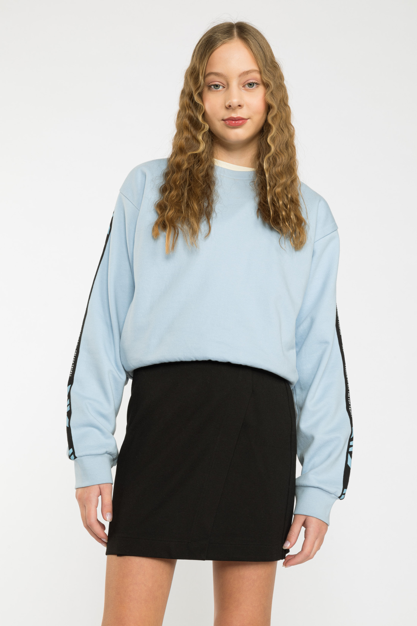 Czarna krótka ołówkowa spódnica