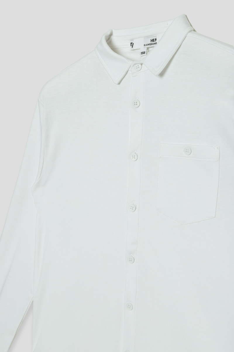 Biała koszula z długim rękawem