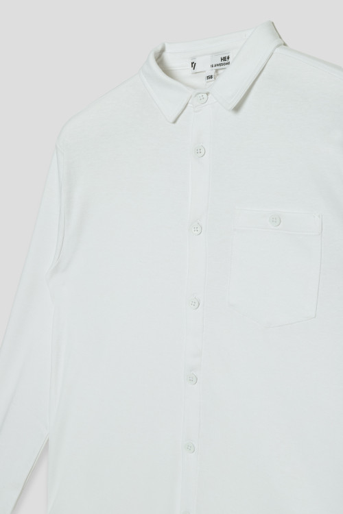 Biała koszula z długim rękawem