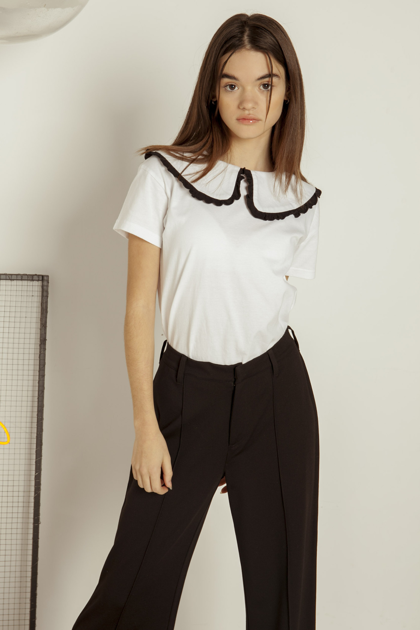 Biały T-shirt z ozdobnym kołnierzem