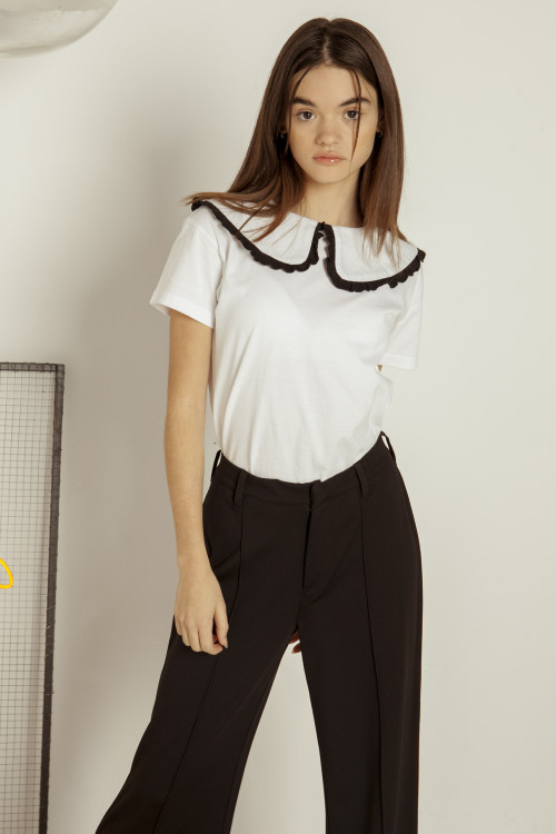 Biały T-shirt z ozdobnym kołnierzem