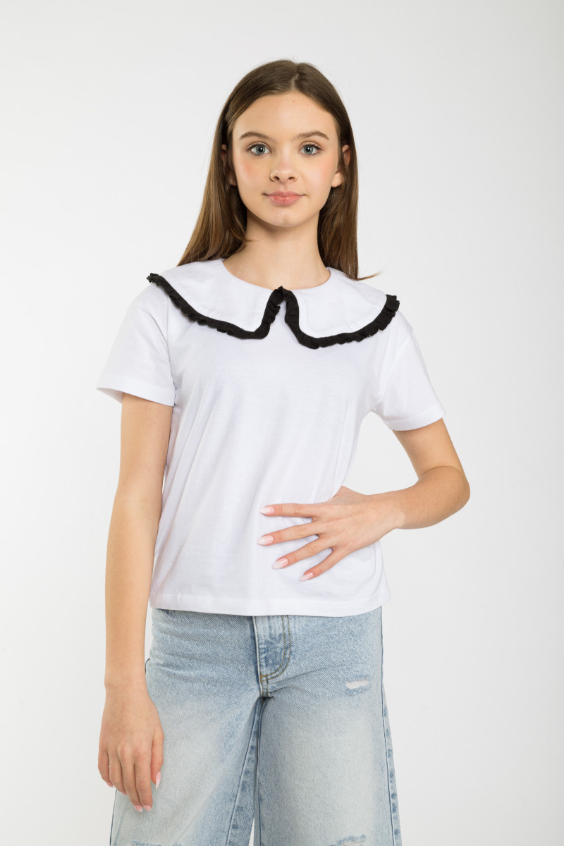 Biały T-shirt z ozdobnym kołnierzem