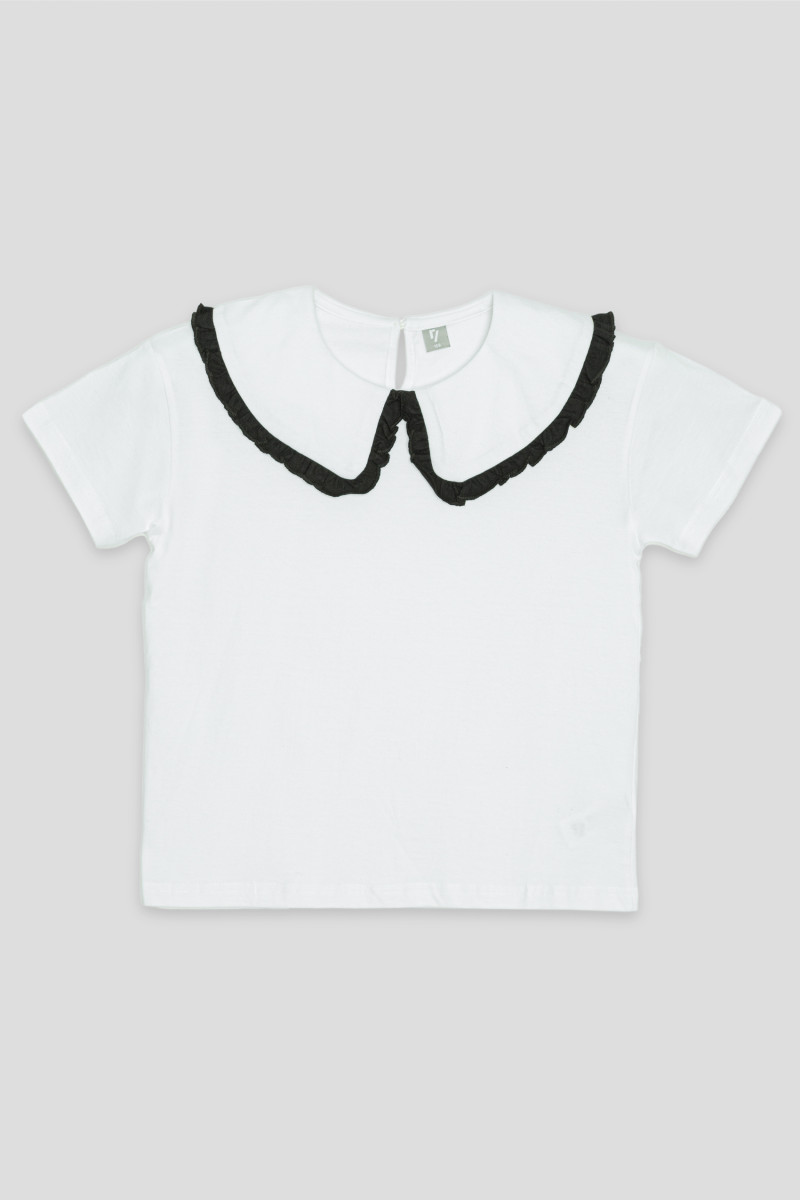 Biały T-shirt z ozdobnym kołnierzem