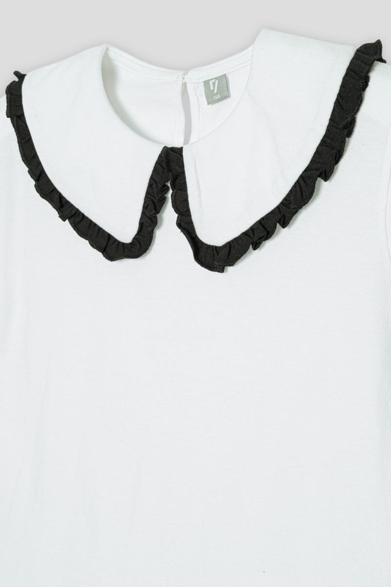 Biały T-shirt z ozdobnym kołnierzem