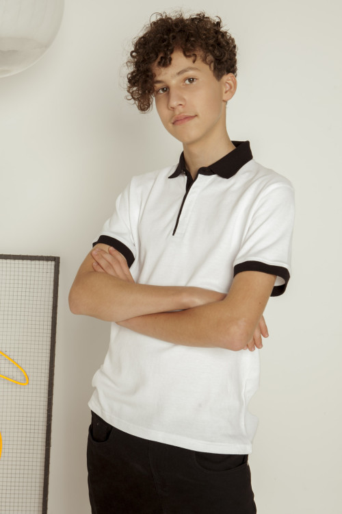 Biała elastyczna koszulka polo z kontrastowymi kołnierzem