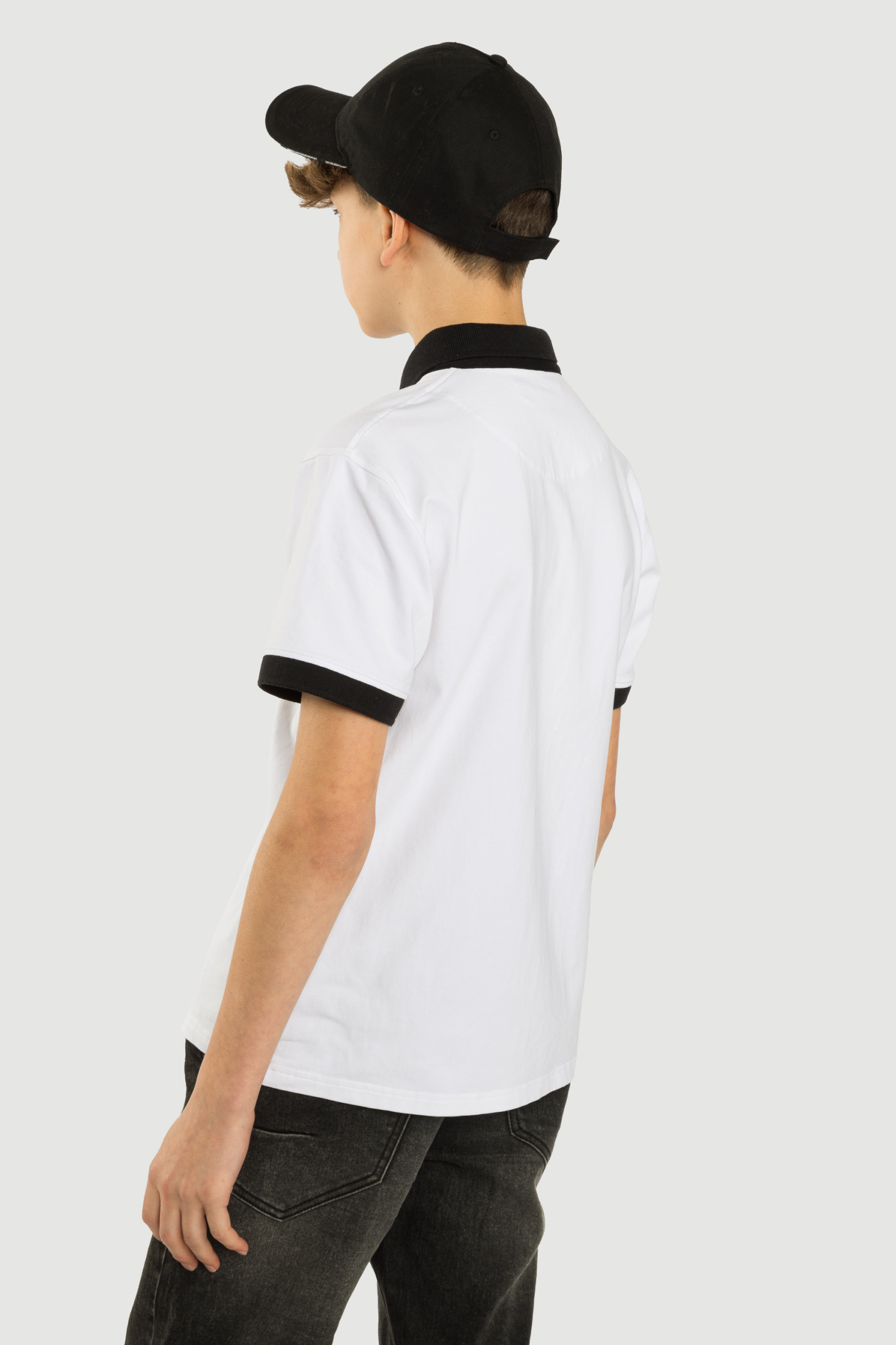 Biała elastyczna koszulka polo z kontrastowymi kołnierzem