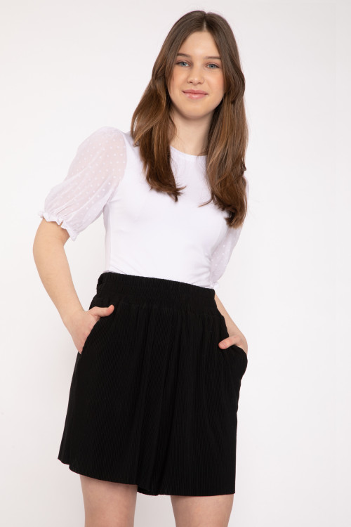 Biała bluzka z ozdobnymi bufiastymi rękawami