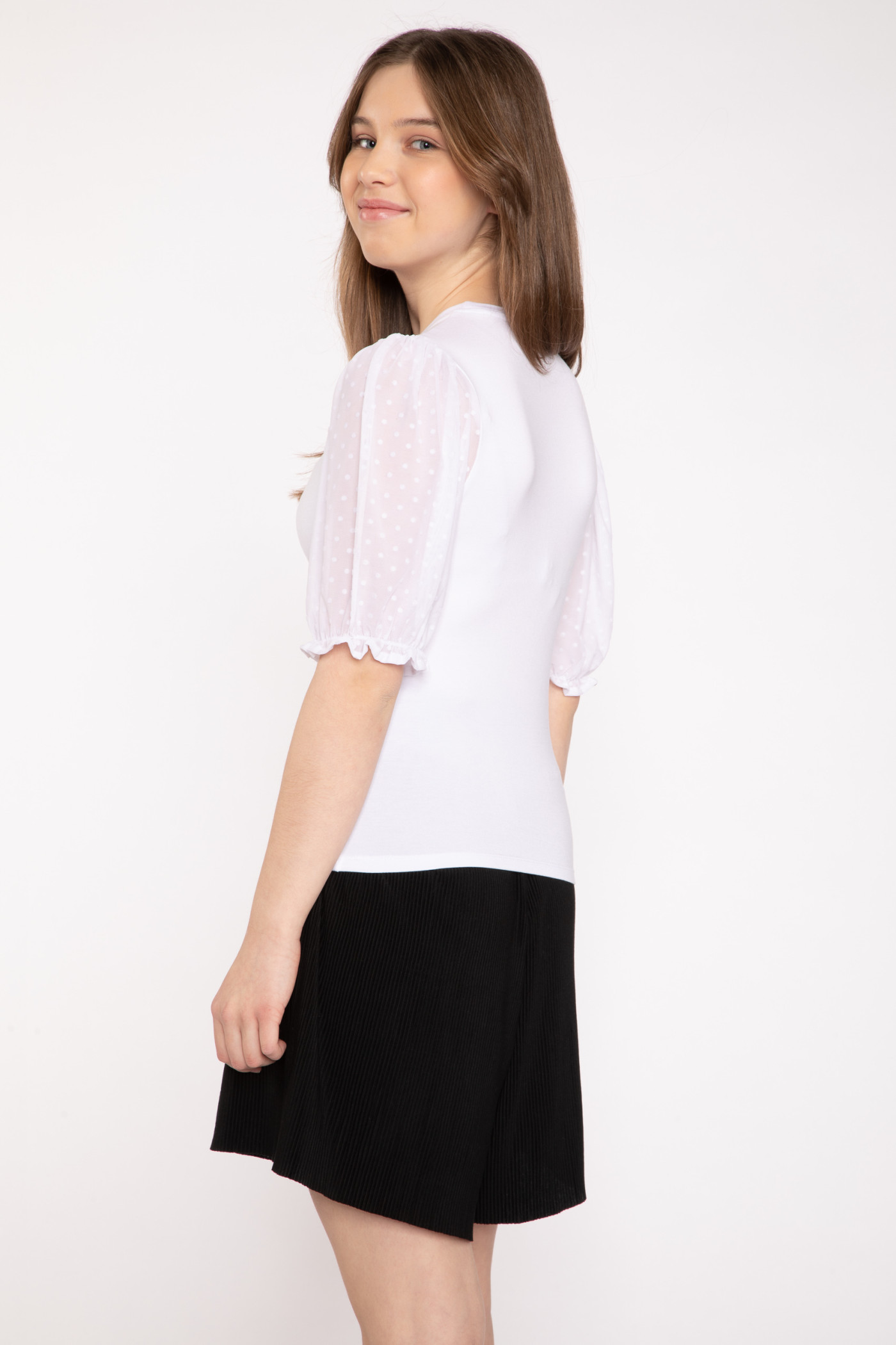 Biała bluzka z ozdobnymi bufiastymi rękawami