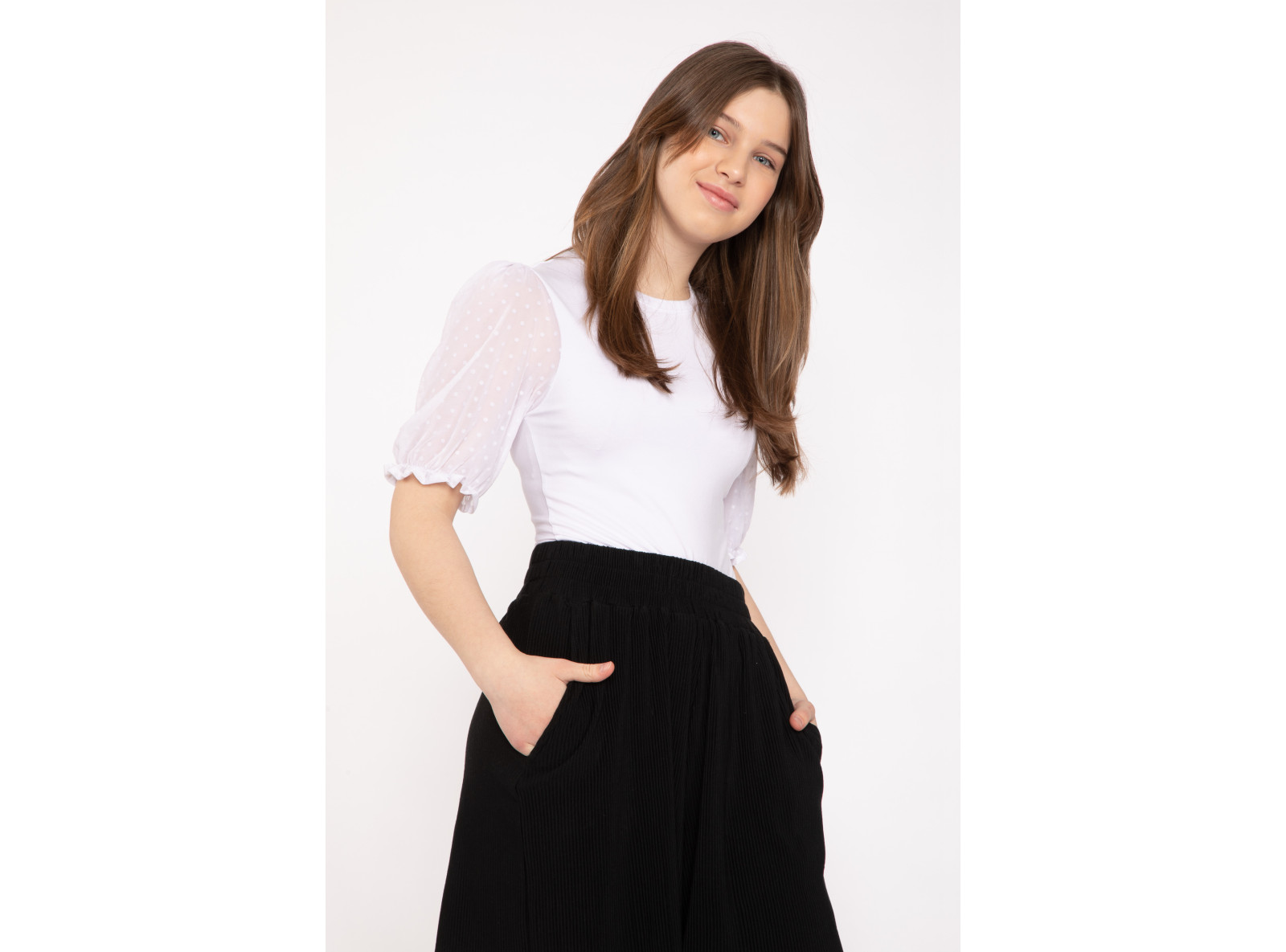 Biała bluzka z ozdobnymi bufiastymi rękawami