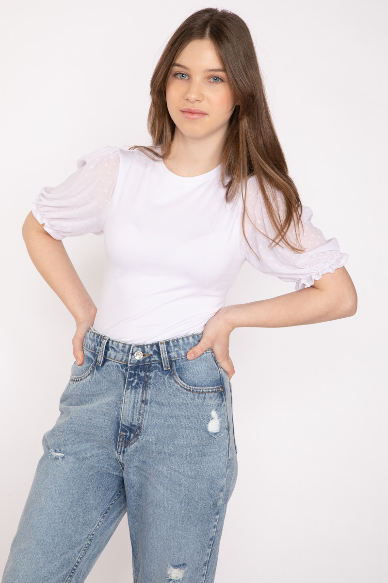 Biała bluzka z ozdobnymi bufiastymi rękawami