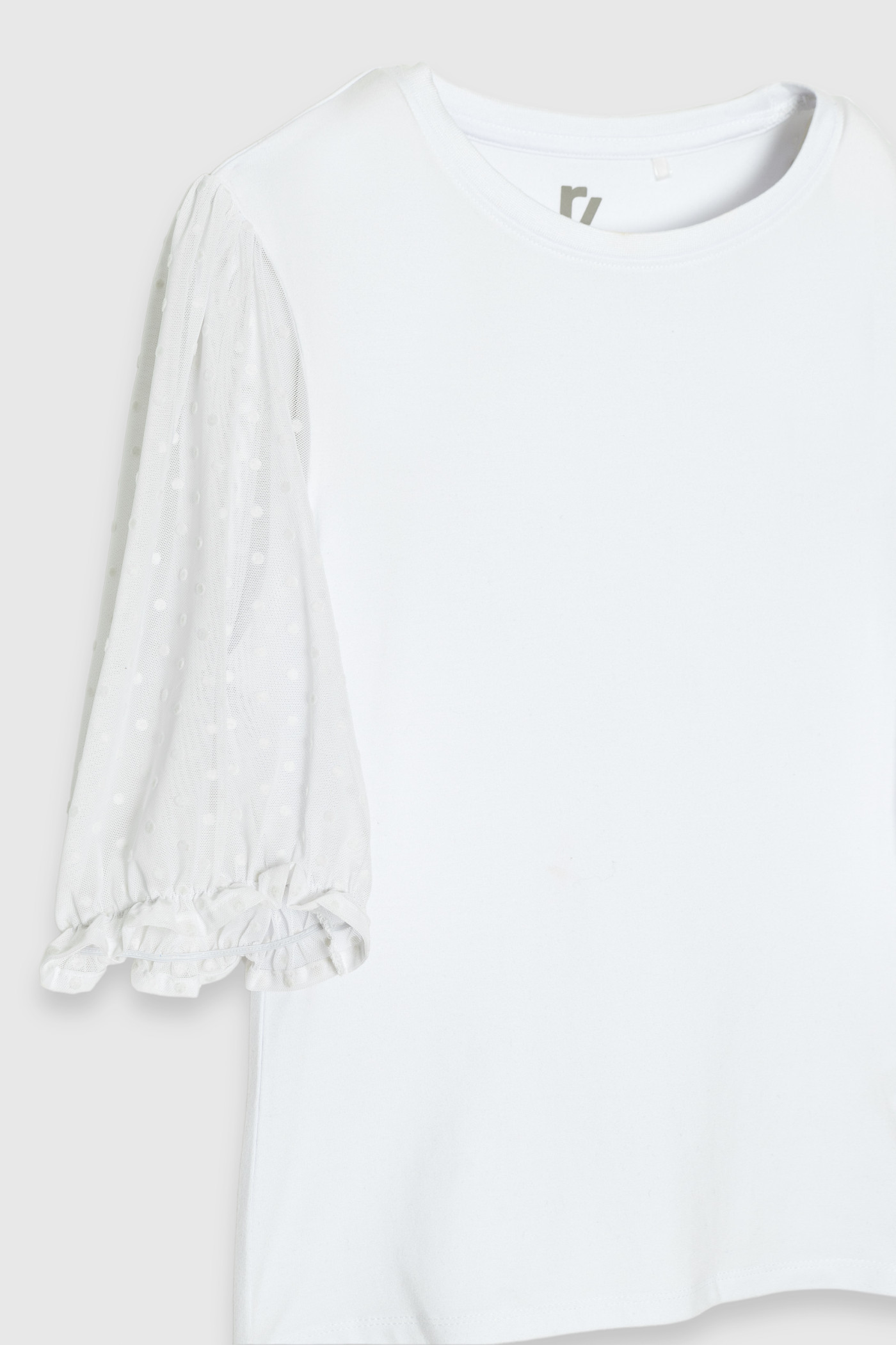 Biała bluzka z ozdobnymi bufiastymi rękawami