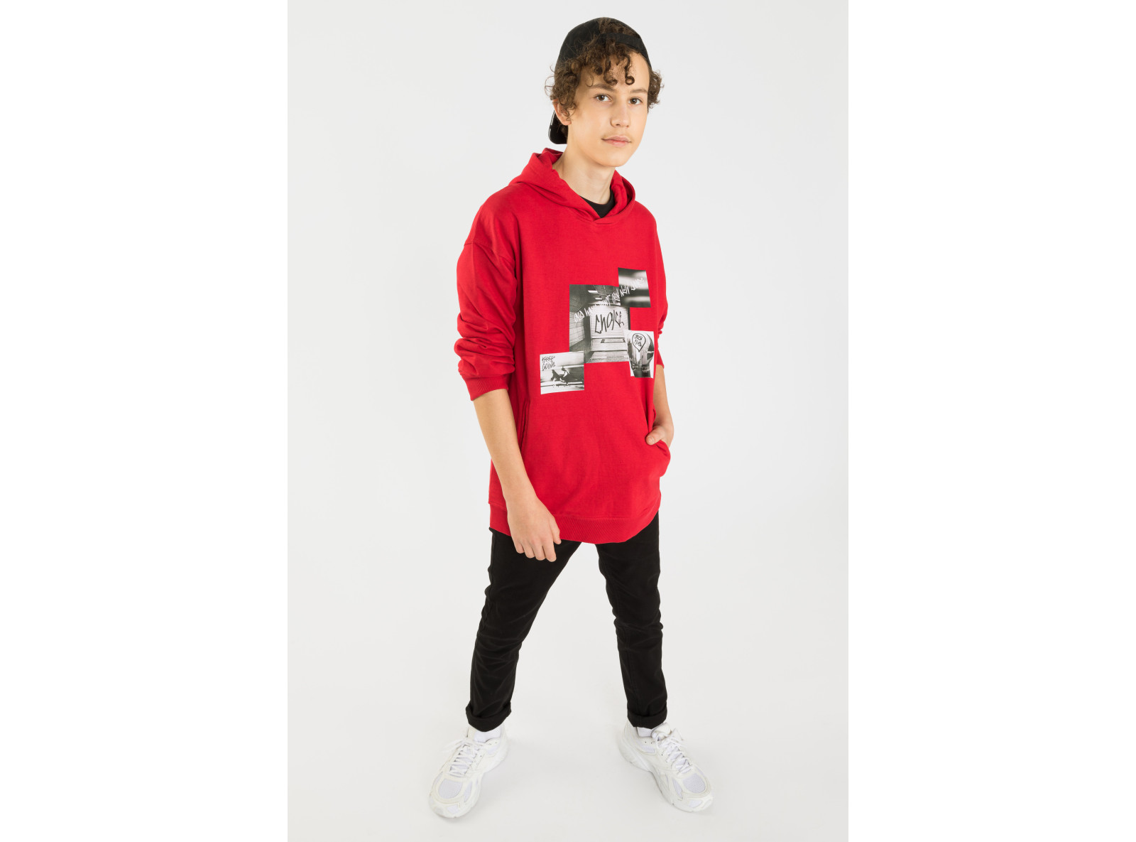 Czerwona bluza oversize z kapturem i nadrukami