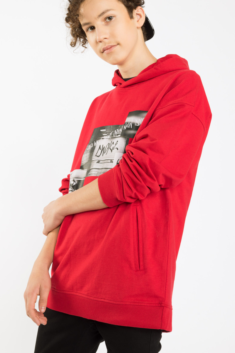 Czerwona bluza oversize z kapturem i nadrukami