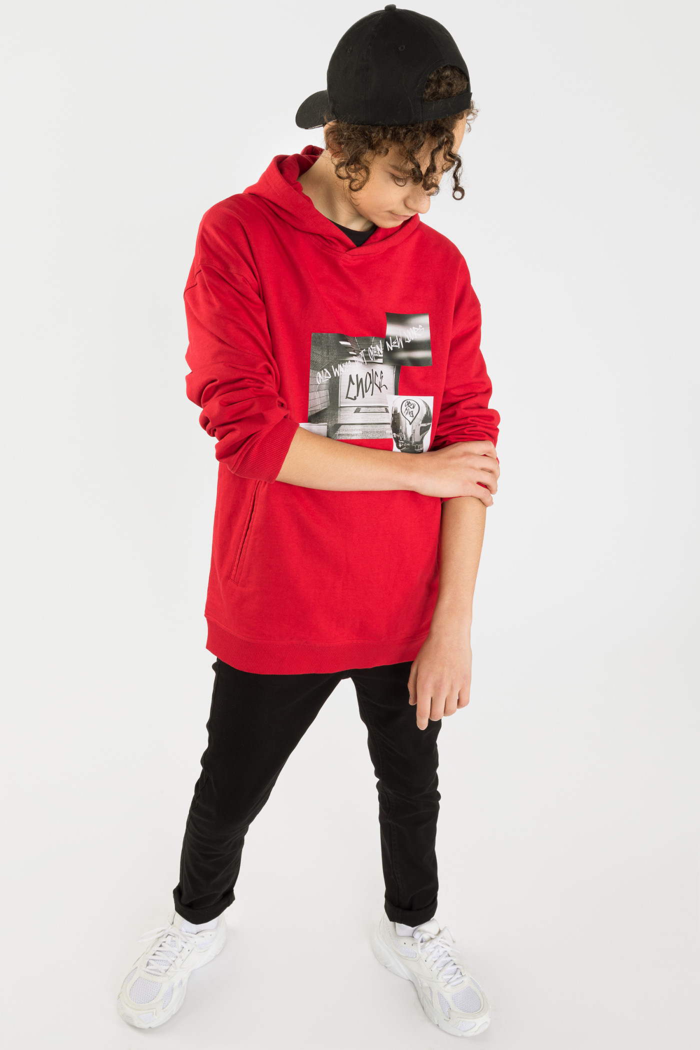Czerwona bluza oversize z kapturem i nadrukami