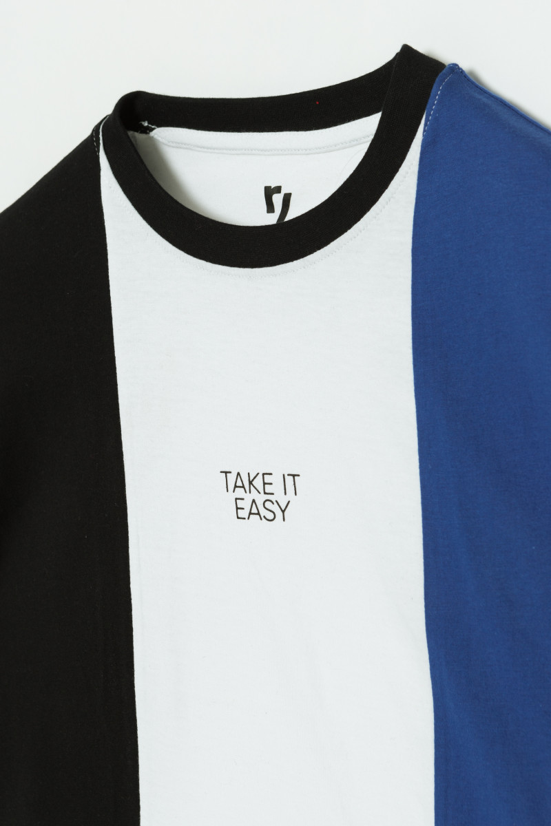 Niebieski t-shirt w pasy TAKE IT EASY
