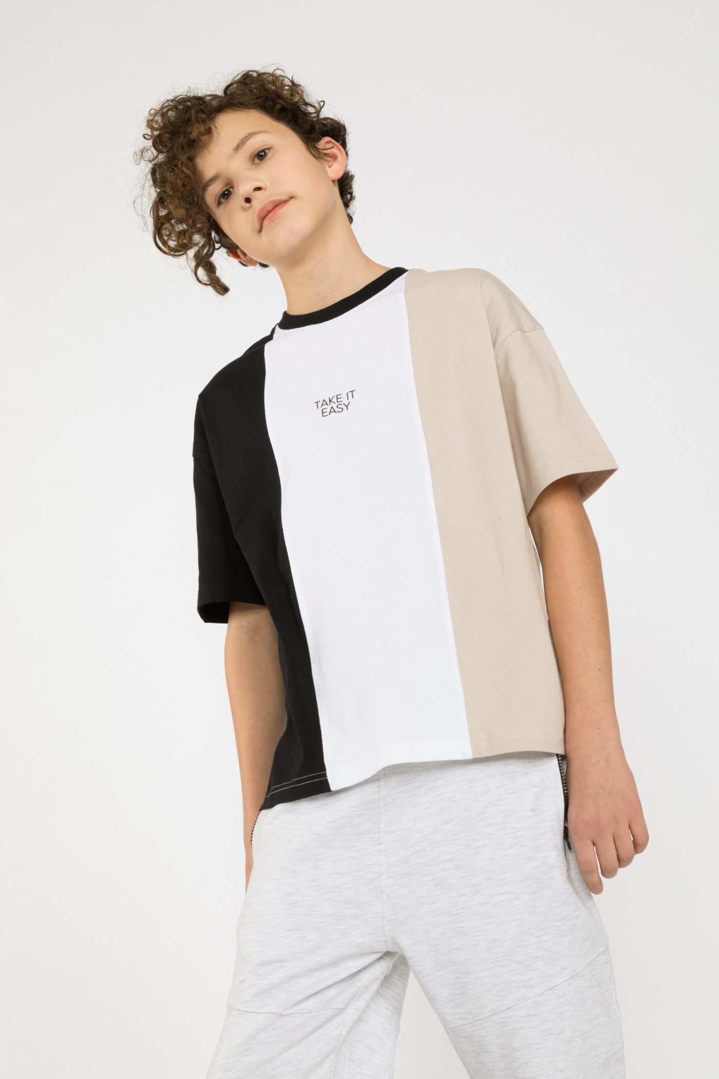 Beżowy t-shirt w pasy TAKE IT EASY