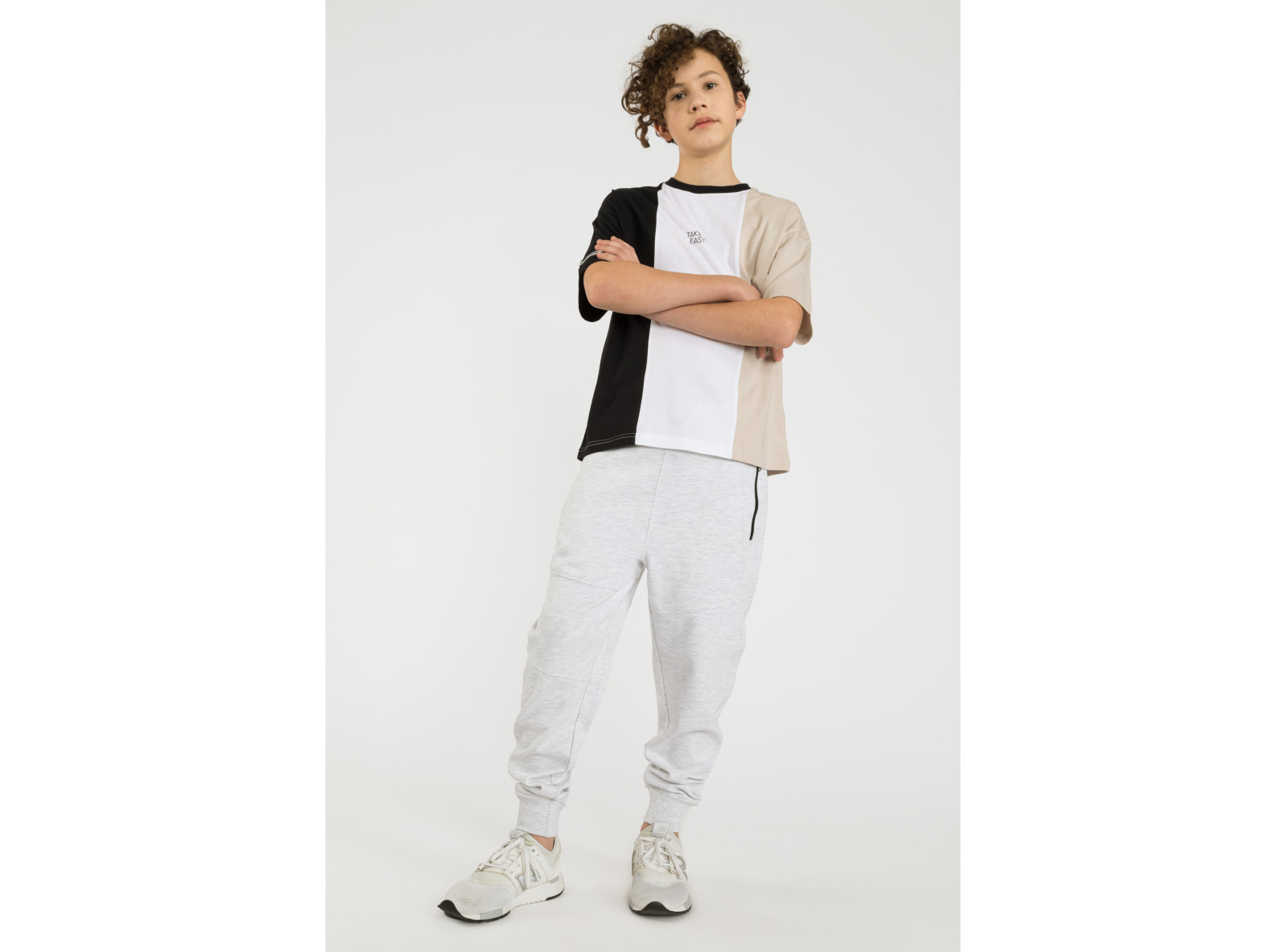 Beżowy t-shirt w pasy TAKE IT EASY