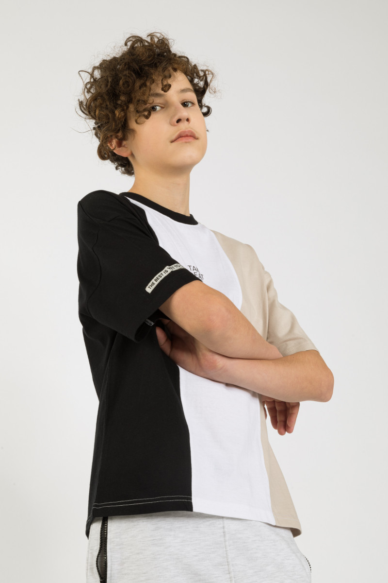 Beżowy t-shirt w pasy TAKE IT EASY