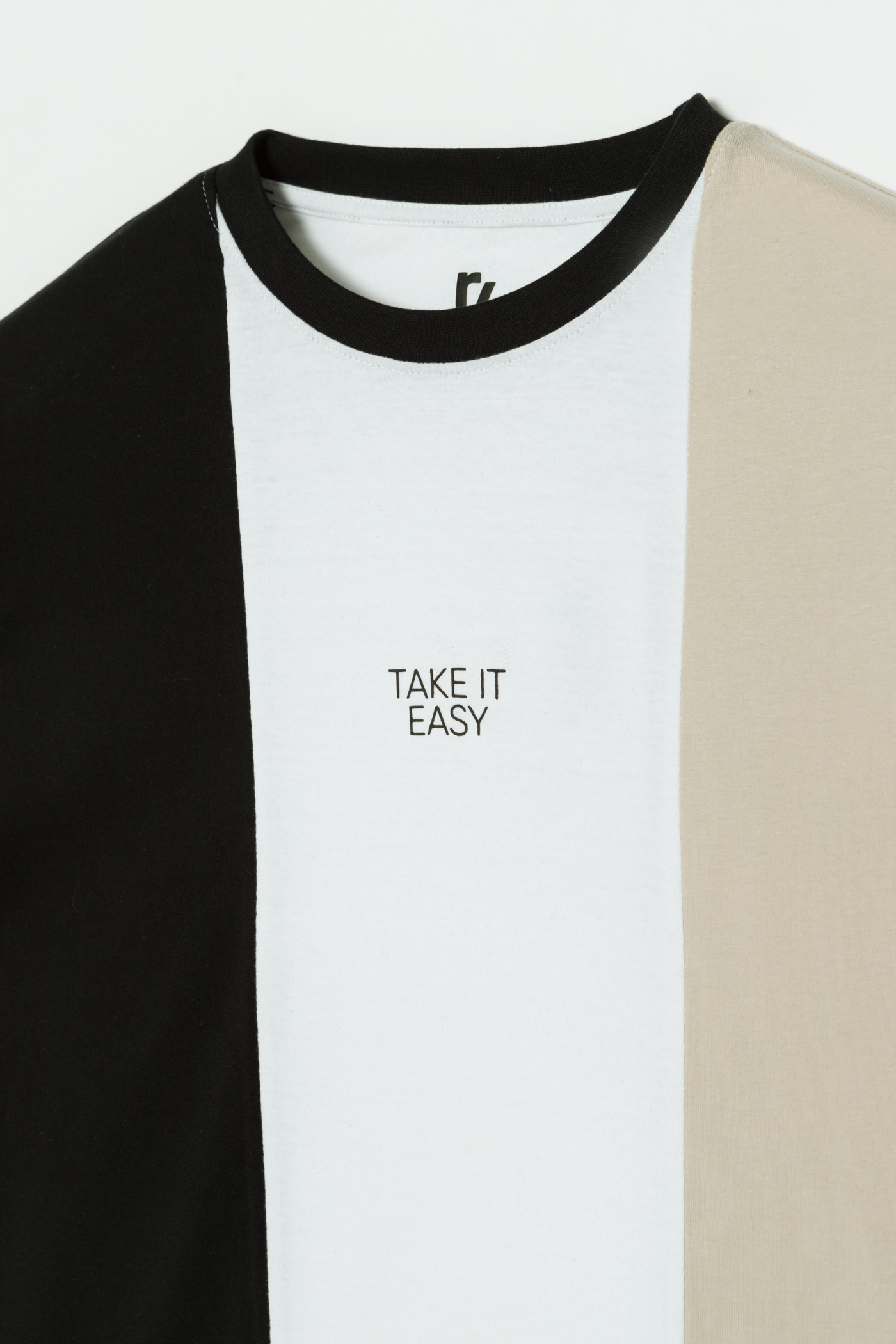 Beżowy t-shirt w pasy TAKE IT EASY