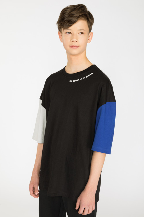 Czarny t-shirt oversize z kolorowymi rękawkami