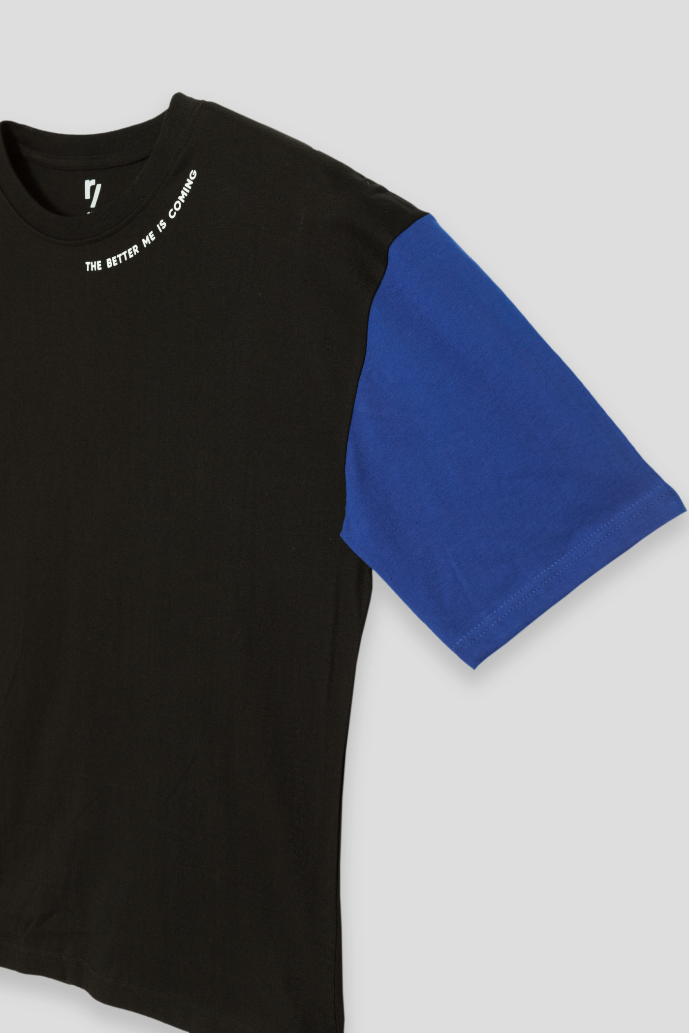 Czarny t-shirt oversize z kolorowymi rękawkami
