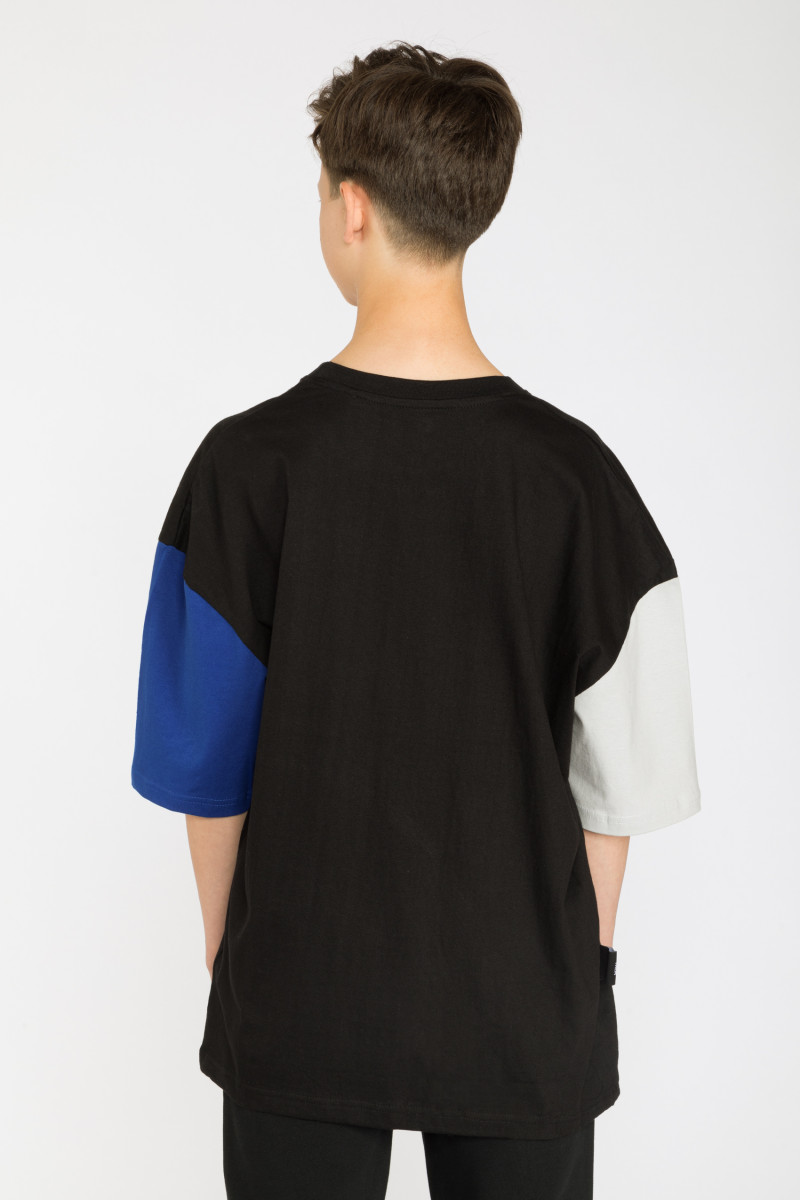 Czarny t-shirt oversize z kolorowymi rękawkami