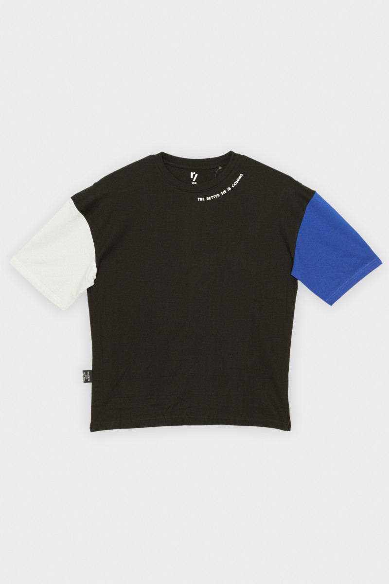 Czarny t-shirt oversize z kolorowymi rękawkami