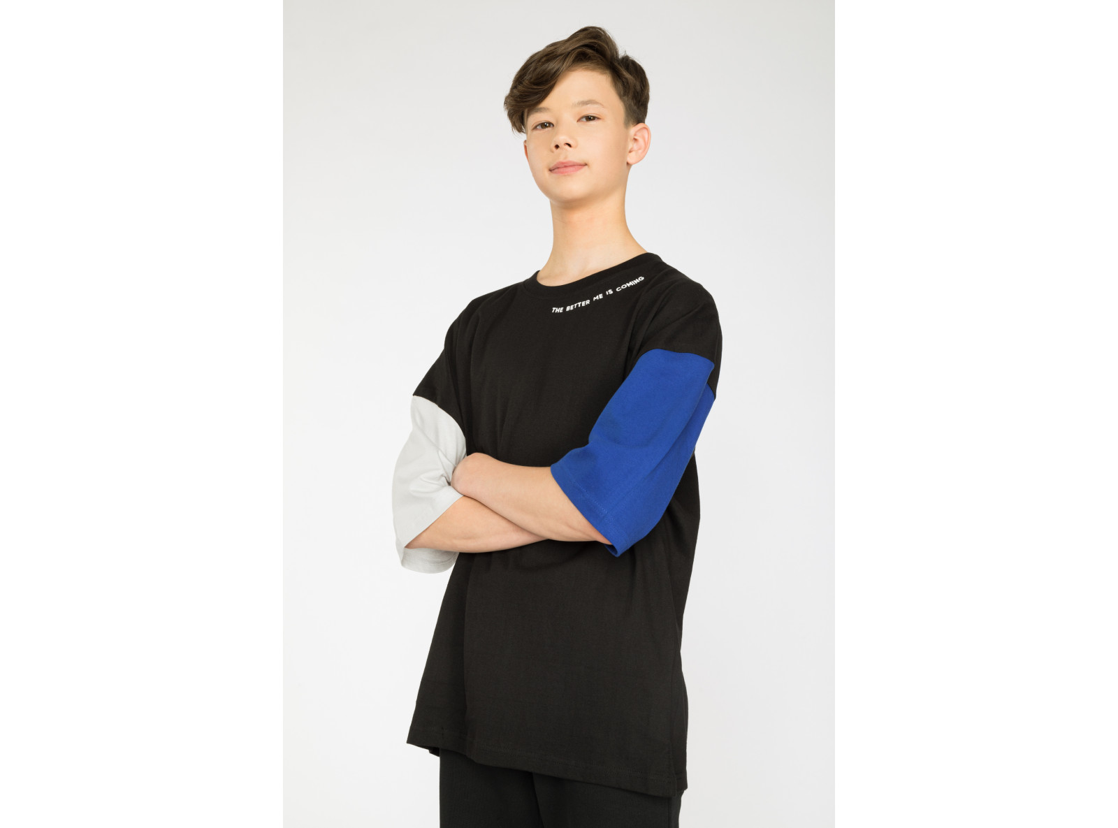 Czarny t-shirt oversize z kolorowymi rękawkami